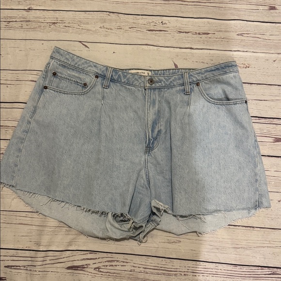 Abercrombie & Fitch The Loose High Rise Pleated Shorts 
Size 34/18 - Picture 1 of 10